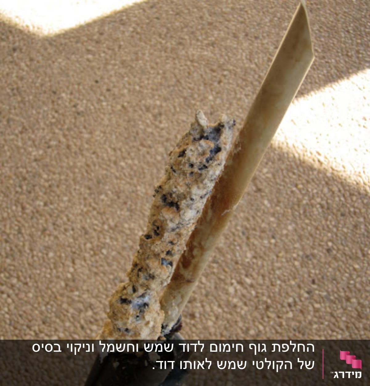 צינור עם הצטברות אבנית מדוד שמש